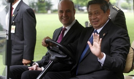 President Susilo Bambang Yudhoyono (right) drives Swedish Prime Minister Fredrik Reinfeldt to the terrace of presidential palace in Jakarta on Wednesday.   