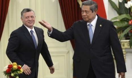 President Susilo Bambang Yudhoyono (right) greets the visiting King of Jordan Abdullah II at the presidential palace in Jakarta on Wednesday. 