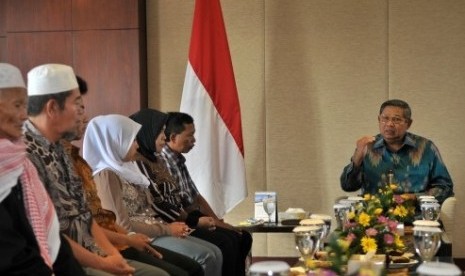 President Susilo Bambang Yudhoyono (right) meets the families of four Indonesians threatened with death penalty, in Semarang, on Sunday, March 30, 2014.