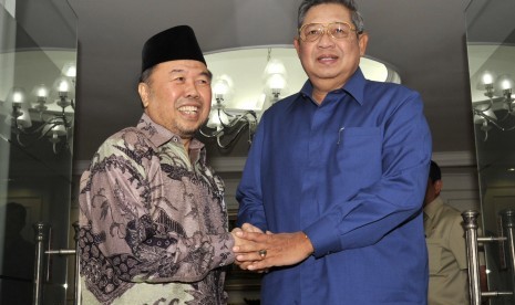 President Susilo Bambang Yudhoyono (right) poses with Chairman of the National Alms Agency (Baznas) Didin Hafidhuddin in Jakarta on Wednesday. 