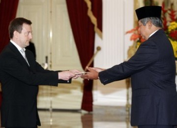 President Susilo Bambang Yudhoyono (right) receives credential letter from Ambassador of France, Bertrand Lortholary. 