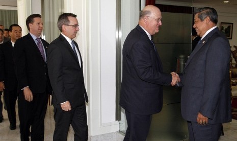 President Susilo Bambang Yudhoyono (right) receives delegation from US-ASEAN Business Council (USABC) and US ambassador, Scot Marciel (the third from right) in the Presidential Palace, Jakarta, Thurdsay.  