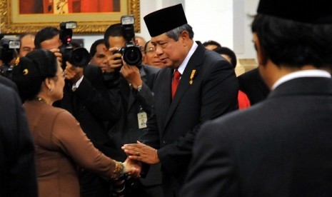 President Susilo Bambang Yudhoyono (right) shakes hand with Megawati during the award ceremony in Jakarta, Wednesday. The later is former presiden who also the daughter of the first Indonesian presiden, Soekarno, who awarded as national hero with former vi