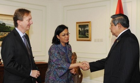 President Susilo Bambang Yudhoyono (right) welcomes the Managing Director of World Bank, Sri Mulyani, in the presidential palace in Jakarta, on Friday.   