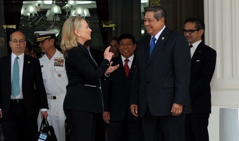 President Susilo Bambang Yudhoyono (right) welcomes US Secretary of States, Hillary Clinton at the presidential palace in Jakarta on Tuesday morning.   