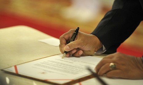 President Susilo Bambang Yudhoyono signs official document during inauguration of 14 Indonesian ambassador and permanent representative to neighboring countries in Jakarta, on Tuesday.