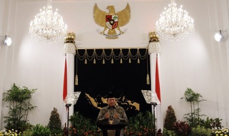 President Susilo Bambang Yudhoyono unveiles his plan of energy saving in presidential palace in Jakarta, Tuesday.  