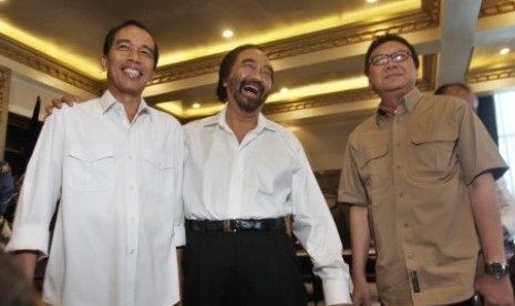 Presidential candidate of Indonesian Democratic Party of Struggle (PDIP), Joko Widodo (left), meets Chairman of National Democratic Party, Surya Paloh (center) in Jakarta, on Saturday, after both parties sealed the deal to build coalition. (File photo)