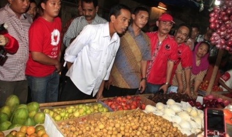 Presidential candidate who also governor of Jakarta, Joko Widodo, chooses traditional market in Cilegon to stage his campaign on Friday, March 28, 2014. 