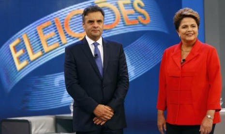 Presidential candidates Aecio Neves of Brazilian Social Democratic Party (PSDB) and Dilma Rousseff of Workers Party (PT) pose before a television debate in Rio de Janeiro October 24, 2014.