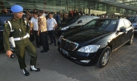 Presidential security guard (Paspampress) secure president elect Joko Widodo during a gathering in Jakarta on Friday. 