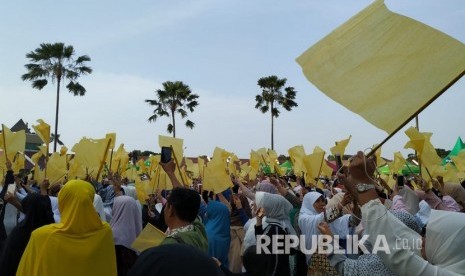 Presidium Emak-Emak Republik Indonesia menggelar doa bersama untuk para korban meninggal peristiwa 21-22 Mei 2019 lalu di halaman Masjid At-Tin, Jakarta, Kamis (30/5).