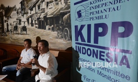 Presidium Komite Independen Pemantau Pemilu (KIPP) Kaka Suminta (kanan) memberikan pemaparan saat menjadi pembicara dalam diskusi penyelenggaran pemilu di Jakarta, Ahad (8/1). 