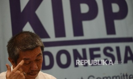 Presidium Komite Independen Pemantau Pemilu (KIPP) Kaka Suminta memberikan pemaparan saat menjadi pembicara dalam diskusi penyelenggaran pemilu di Jakarta, Ahad (8/1).