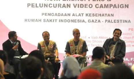 Presidium MER-C, dr Joserizal jurnalis (kanan), Ketua Presidium Mer-C, Sarbini Abdul Murad (tengah) dan Ketua Divisi Konstruksi Mer-C, Faried Thalib (kiri) memberikan keterangan kepada wartawan seputar kondisi relawan yang berada di Gaza di Kantor Mer-C, J