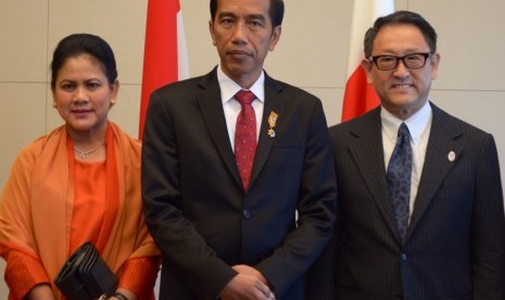 Presieen Jokowi dan Iriana Widodo bersama Presiden Toyota Akio Toyoda.