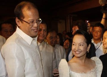 Presien Filipina Benigno Aquino III bersama dengan mantan Presiden Gloria Macapagal Arroyo