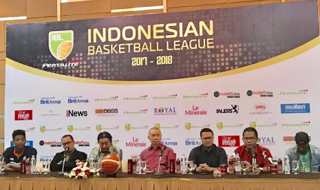 Press conference Indonesian Basketball League (IBL) 2017-2018 yang dihadiri oleh Hasan Gozali selaku Direktur Liga, Ketua PB PERBASI Danny Kosasih serta perwakilan sponsor di Hotel Santika Premier Jakarta (3/11).