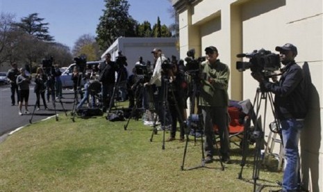 Press gather outside the Johannesburg home of former South African president Nelson Mandela after he was discharged from a Pretoria hospital Sunday Sept. 1, 2013. Mandela has been in hospital for more than two months fighting a recurring lung infection. 