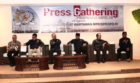 Press gathering pimpinan MPR dengan wartawan parlemen di Hotel Grand Luley, Manado, Jumat malam (13/4).