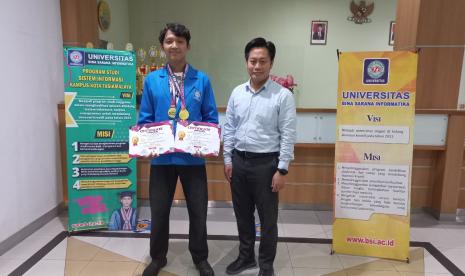 Prestasi gemilang kembali diraih oleh mahasiswa Universitas BSI (Bina Sarana Informatika). Sukses berlaga di ajang National Earth Science Olympiad (NESO), Hendri Mardani mahasiswa Universitas BSI kampus Tasikmalaya, meraih medali emas pada ajang tersebut dengan kategori Matematika dan Bahasa Inggris. 