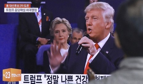 Pria di Korea Selatan menonton debat capres AS antara Donald Trump dan Hillary Clinton, Senin (10/10).