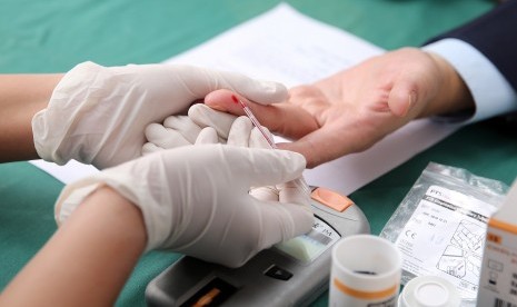 Tes tusuk jari (finger prick test). Inggris menyatakan tes tusuk jari untuk memeriksa antibodi terhadap virus corona yang dikembangkan UK Rapid Test Consortium (UK-RTC) memiliki akurasi 98,6 persen dalam uji coba pada manusia. 