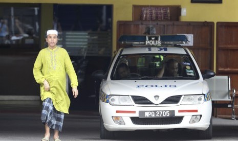 Pria melangkah keluar dari departemen forensik di General Hospital KL, Malaysia (17/2). Jenazah saudara seayah pemimpin Korut yang dibunuh di KL, Kim Jong-nam, masih berada di ruang jenazah rumah sakit itu.