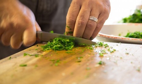 Pria memasak di dapur