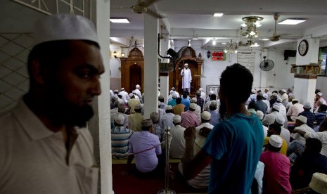 Pria Muslim melaksanakan shalat Jumat di sebuah masjid di Kolombo, Sri Lanka, Jumat (26/4).