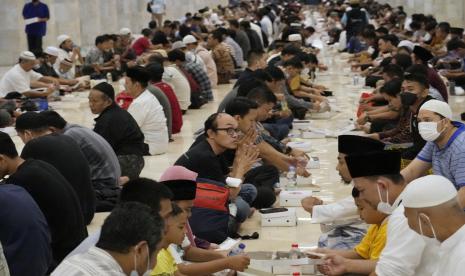 Pria Muslim menunggu waktu untuk berbuka puasa dengan makanan yang disediakan di Masjid Istiqlal di Jakarta, Selasa, 5 April 2022. Dokter: Puasa Justru Bermanfaat Bagi Lansia