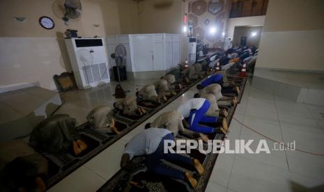 Pria Muslim Nigeria shalat pada hari pertama bulan suci Ramadhan, di masjid Pusat di Lagos, Nigeria, Selasa (13/4). Muslim dan Kristen Calabar Nigeria Tukar Pikiran tentang Toleransi Beragama