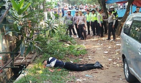 Pria pelaku penyerangan terhadap tiga orang polisi di Tangerang Kota, terkapar setelah dilumpuhkan aparat