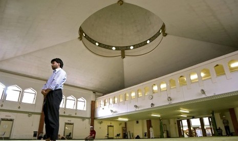 Pria sedang berada di sebuah masjid di London, Inggris.