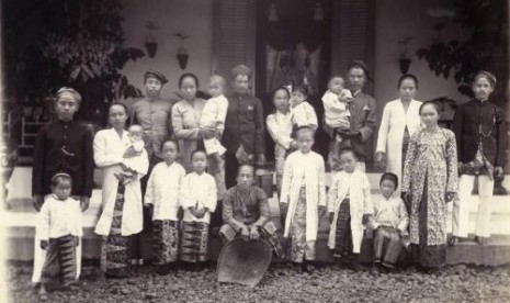 Pribumi yang menjadi 'bedinde' (pembantu) di sebuah rumah tangga milik orang Belanda, pada tahun 1900.