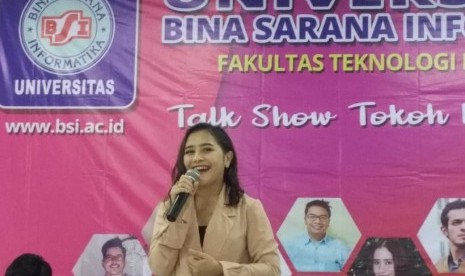 Prilly Latuconsina saat menjadi pembicara di seminar dan talkshow tokoh milenial UBSI Kampus Salemba 22 Jakarta.