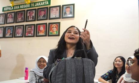 Prilly Latuconsina saat menyambangi SMAN 70 Jakarta mengisi kelas ‘Personal Branding through Social Media’ yang bekerja sama dengan DBL Indonesia.