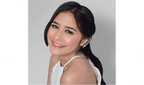 Prilly Latuconsina. Rumah produksi yang didirikan Prilly Latuconsina dan Umay Shahab sejak 2019, Sinemaku Pictures, akan merilis tiga film pada 2024. 