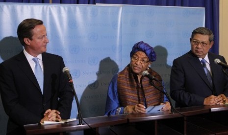 PM Inggris David Cameron (kiri) dan Presiden Susilo Bambang Yudhoyono (kanan) bersama Presiden Liberia Ellen Johnson-Sirleaf  saat konferensi pers di Kantor PM Inggris.