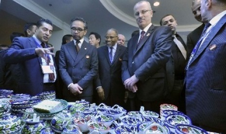 Prime Minister of Palestine Rami Hamdallah (second right) and Indonesia's Minister of Foreign Affairs Marty Natalegawa visit an expo displaying products from Palestine at Hotel Borobudur, Jakarta, on Saturday. 