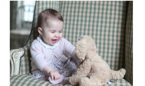 Princess Charlotte saat bermain dengan anjing mainannya