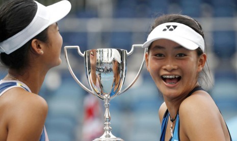  Priska Madelyn Nugroho (Indonesia/kanan) yang berpasangan dengan Alexandra Ealadari dari Filipina menyabet gelar juara ganda putri Australian Open Junior 2020.