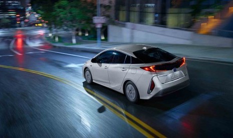 Prius Prime 2017 yang menggunakan teknologi hibrida plug in.