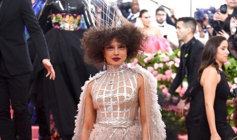 Priyanka Chopra dalam balutan rancangan Dior di Met Gala 2019.