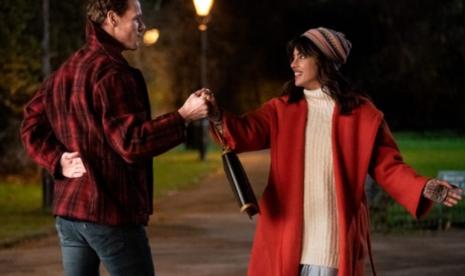 Priyanka Chopra dan Sam Heughan sebagai tokoh Mira dan Rob di film drama komedi Love Again.