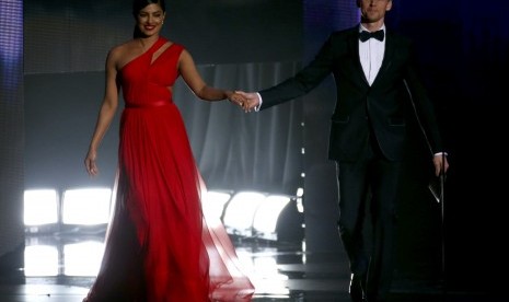 Priyanka Chopra dan Tom Hiddleston di panggung Emmy Awards 2016.