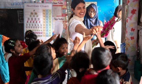 Priyanka Chopra saat berkunjung ke kamp pengungsi Rohingya.. 