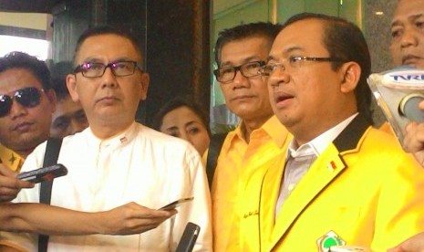 Priyo Budi Santoso (kanan) saat menyerahkan kepengurusan DPP Golkar hasil Munas IX Golkar di Ancol, Senin (8/12)