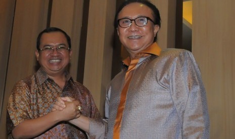  Priyo Budi Santoso (kiri) bersalaman dengan Sharif Cicip Sutarjo (kanan) saat perundingan pertama di Kantor DPP Partai Golkar, Slipi, Jakarta, Selasa (23/12).