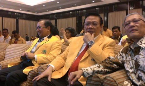 Priyo Budi Santoso (kiri) dan Agung Laksono (kanan) di Munas IX Partai Golkar di Jakarta, Sabtu (6/12)